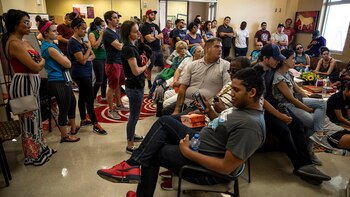 Decenas de personas miran la