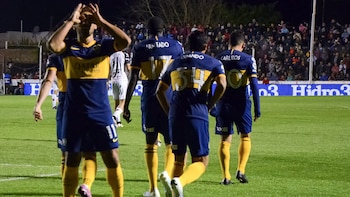 Eduardo Salvio festeja su gol