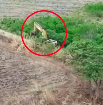 Se ve la retroexcavadora que