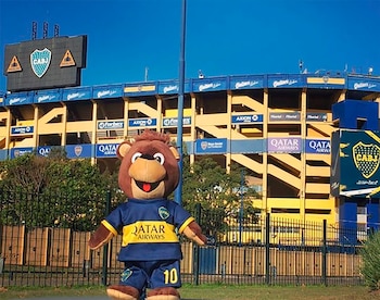 El muñeco, con la Bombonera