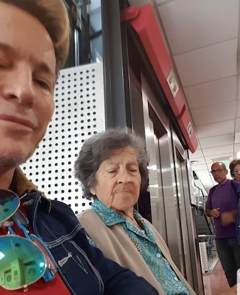 Guido llevando a su mamá