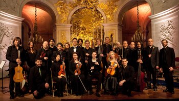 García Alarcón junto a la orquesta Cappella Mediterranea