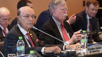 Wilbur Ross junto a John