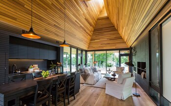 Las cabañas Bigwin Island Club, ubicadas en una isla en Baysville, Ontario, fueron diseñadas por MacKay-Lyons Sweetapple Architects y construidas para integrarse con el entorno forestal