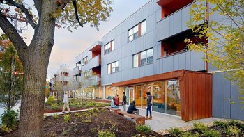 Fue diseñado por Abacus Architects + Planners y cuenta con cuatro patios así como un conjunto distintivo de terrazas, materiales naturales y colores brillantes (Crédito: Bruce T. Martin)