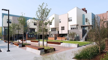 En Cambridge, Massachusetts, se encuentran los Jefferson Park Apartments, una unidad de vivienda asequible para la comunidad local (AIA)
