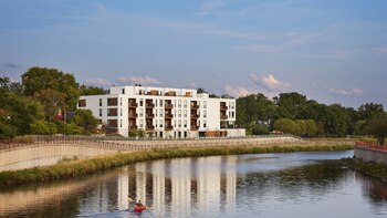 The Lofts at Mayo Park están ubicados en Rochester, Minnesota. El proyecto residencial de cuatro pisos y 29 unidades fue diseñado por Snow Kreilich Architects (Mayo Park Properties)