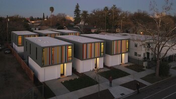 Oak Park Housing en Sacramento, California, es un grupo de seis viviendas unifamiliares (Johnsen Schmaling Architects)
