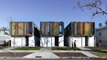 La fachada sur de cada edificio está compuesta por coloridas persianas verticales de metal (Johnsen Schmaling Architects)