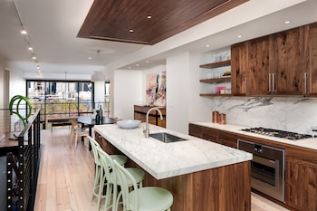 Diseñado por Marvel Architects, reinterpreta a propósito el tradicional Brooklyn Brownstone (Marvel Architects)