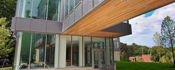 El proyecto redefine el diseño tradicional del dormitorio de universidad al reunir a la comunidad en espacios informales y cocinas para estudiantes (Brandeis University)