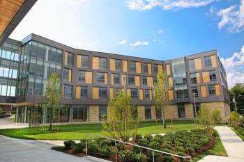 Skyline Residence Hall es una residencia de 164 habitaciones en la Universidad Brandeis en Waltham, Massachusetts (Brandeis University)