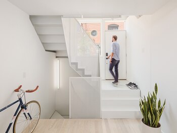 El propósito del edificio, que fue diseñado por Interface Studio Architects LLC, es promover la vida vertical