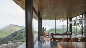 La casa fue diseñada por Anacapa y Willson Design y funciona con un sistema de energía fotovoltaica (AIA)