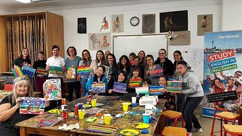 La joven dio talleres de