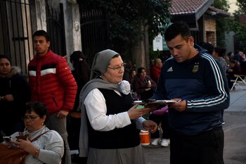 La hermana Sandra junto a