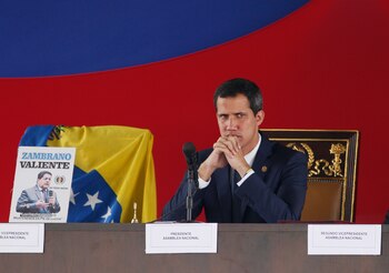 En esta imagen de archivo del 23 de julio de 2019, el líder opositor y autoproclamado presidente interino de Venezuela, Juan Guaidó, asiste a una sesión de la Asamblea Nacional en una plaza de Caracas, Venezuela. (AP Foto/Leonardo Fernandez, Archivo)