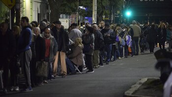 Anoche, miles de fieles aún