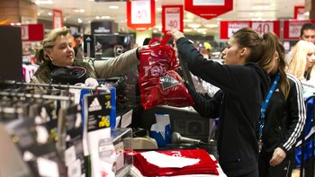 Una cajera de El Cortes Ingles en Madrid atiende a una clienta (Foto: Antonio Heredia/Bloomberg)
