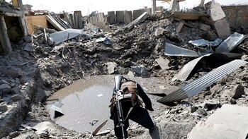 Un soldado afgano observa el