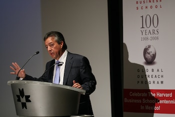 Dos años más tarde abandonó