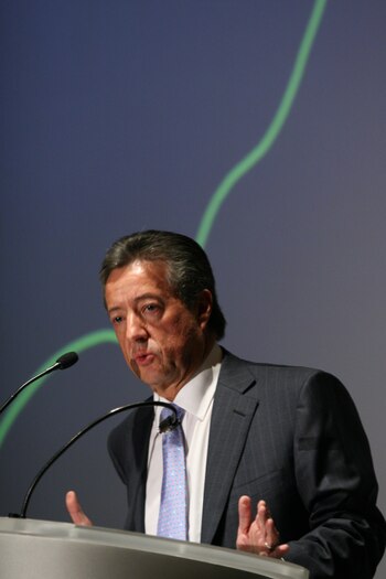 Dos años más tarde abandonó