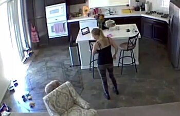 La niñera se quedó mirando