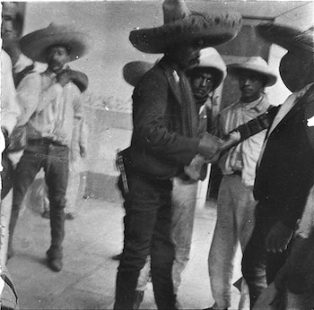 El general Emiliano Zapata recibiendo a simpatizantes en su cuartel general de Xochimilco. (Foto: AHUNAM)