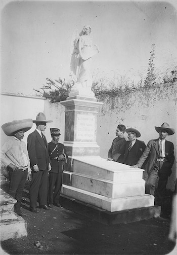 Grupo de revolucionarios le rinde homenaje a zapata frente a su tumba (Foto: AHUNAM)