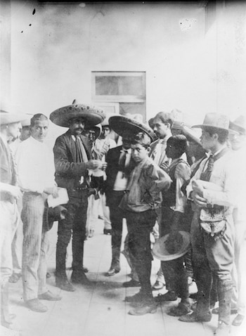 Retrato de grupo en el que aparece el general Emiliano Zapata recibiendo a una comisión de simpatizantes en Morelos (Foto: AHUNAM)