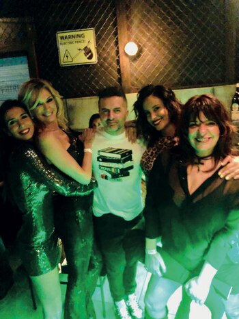 Ángel de Brito junto a Lourdes Sanchez, Andrea Taboada y Cinthia Fernández le regalaron las tablas para servir el asado.