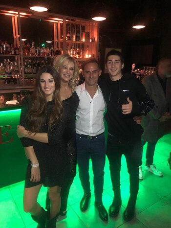 En familia festejaron los 50 de Diego en The Hole Bar.