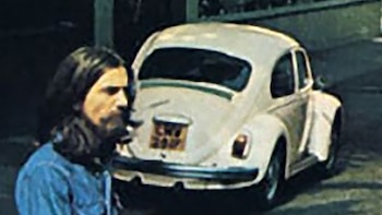 La patente del auto, propiedad de un vecino, habría sido robada numerosas veces por los fanáticos