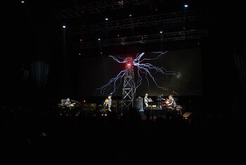 “La torre de Tesla” emitiendo a pleno. La banda de Charly García la componen Fabián “Zorrito” Quintiero, Rosario Ortega, Kiuge Hayashida, Toño Silva y Carlos González (Franco Fafasuli)