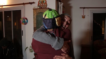 Ella adoptó a Cristian sabiendo que tenía problemas físicos y neurológicos. “Son siete hijos únicos”, se emociona (Thomas Khazki)