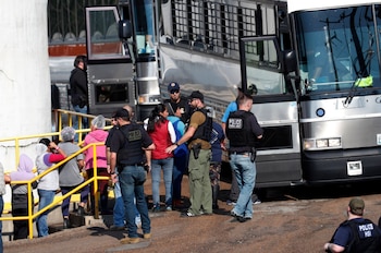 Migrantes detenidos en una planta