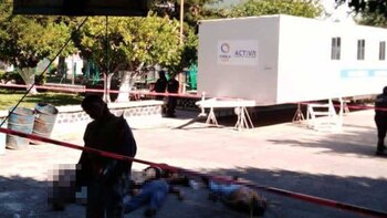 Los cinco presuntos secuestradores fueron abandonados en la plaza (Foto: Facebook)