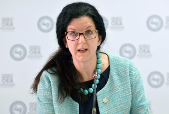 En esta fotografía de archivo del 27 de junio de 2019, Kimberly Breier, subsecretaria de Estado para Asuntos del Hemisferio Occidental, hace declaraciones en una conferencia durante la 49na Asamblea General de la OEA en Medellín, Colombia. (AP Foto/Luis Benavides, Archivo)
