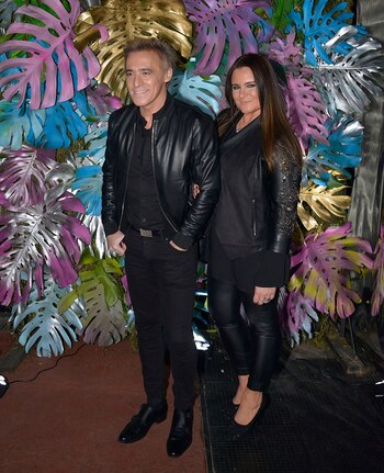 El cantante Cae y su mujer