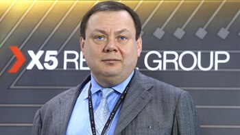 Mikhail Fridman, presidente del consejo directivo de Alfa Group Consortium y X5 Retail Group, asiste a una ceremonia por el lanzamiento de X5 Retail Group en la Bolsa de Moscú, en la ciudad de Moscú, Rusia, el 1 de febrero de 2018. (Reuters)