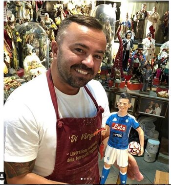 Los aficionados lo quieren en el Napoli e incluso un artista plástico ya le hizo su propia escultura. (Foto: Instagram)