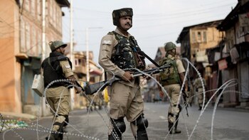 Soldados indios resguardan la zona durante el toque de queda en Srinagar, Cachemira (AP)