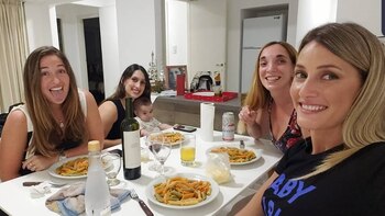 Mica Viciconte, con Sofía y amigas (Instagram)