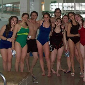 Mica Viciconte, con Sofía y amigos en el profesorado de natación (Instagram)