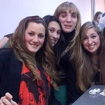 Mica Viciconte, con Sofía y amigas (Instagram)