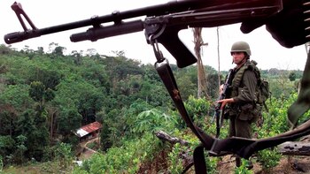 En esta imagen de archivo, policía antinarcóticos monta guardia en un campo de coca cerca de La Gabarra, en la región colombiana de Catatumbo. (AP Foto/Scott Dalton, Archivo)