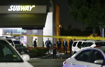 Policías en la escena del crimen en Santa Ana, Calif ornia este miércoles cuando un hombre hispano atacó a varios sujetos, murieron cuatro personas Foto: (AP/Alex Gallardo)