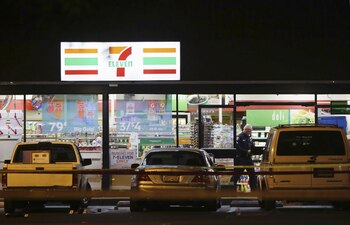 El sospechoso estuvo atacando en diversos puntos de la zona y fue posteriormente arrestado, la policía señaló que estaba lleno de “ira y odio” Foto: (AP/Alex Gallardo)