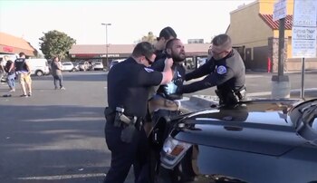 El hispano de 33 años apuñaló y mató a cuatro personas, posteriormente fue detenido por la policía Foto: Impresión de pantalla del noticiero local KTLA5
