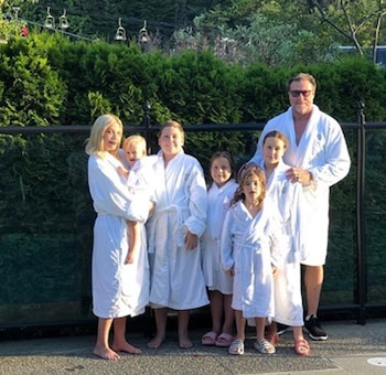 Tori con sus cinco hijos